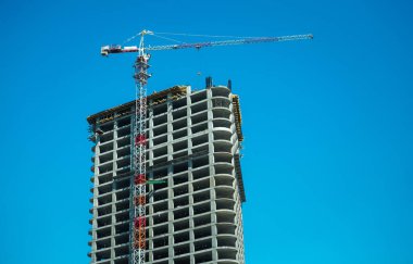 Çok katlı yeni bir binanın inşaatı. Tamamlama süreci.