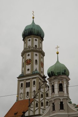 Augsburg, Bavyera, Almanya - 05.11.2014: Augsburg 'daki St. Ulrich ve St. Afra katedrallerinin manzarası.