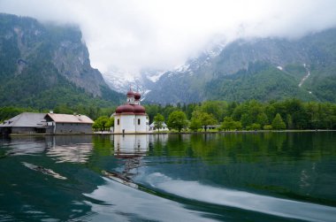 Berchtesgaden, Bavyera, Almanya - 05 / 25 / 2013: Royal Knigssee Gölü ve St. Bartholomew Kilisesi.