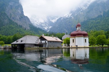 Berchtesgaden, Bavyera, Almanya - 05 / 25 / 2013: Royal Knigssee Gölü ve St. Bartholomew Kilisesi.