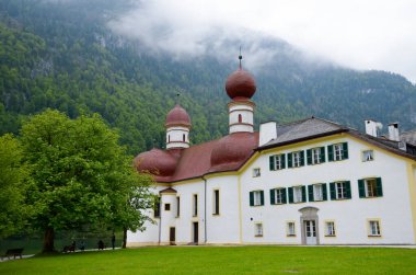 Berchtesgaden, Bavyera, Almanya - 05 / 25 / 2013: Royal Knigssee Gölü ve St. Bartholomew Kilisesi.