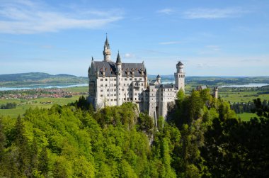 Bavyera, Almanya - 05 / 28 / 2013: Bavyera Neuschwanstein - Ludwig 2 tarafından kurulan ve inşa edilen Uyuyan Güzel Kalesi.