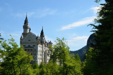 Bavyera, Almanya - 05 / 28 / 2013: Bavyera Neuschwanstein - Ludwig 2 tarafından kurulan ve inşa edilen Uyuyan Güzel Kalesi.