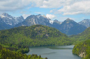 Bavyera, Almanya-28.05.2013: Bavyera Neuschwanstein. Dağ Gölü Alpsee - kalenin gözlem güvertesinden manzara.