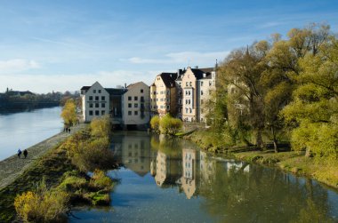Regensburg, Bavyera, Almanya - 11 / 11 / 2014: Tuna Nehri. Naberzhnaya 'daki evler. Taş köprü Regensburg 'un ana ilgi odağı..