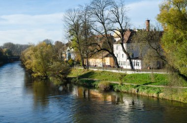 Regensburg, Bavyera, Almanya - 11 / 11 / 2014: Tuna Nehri. Naberzhnaya 'daki evler. Taş köprü Regensburg 'un ana ilgi odağı..