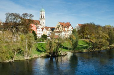 Regensburg, Bavyera, Almanya - 11 / 11 / 2014: Tuna Nehri. Naberzhnaya 'daki evler. Taş köprü Regensburg 'un ana ilgi odağı..