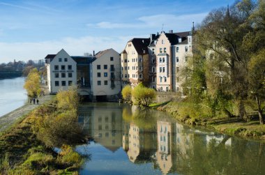 Regensburg, Bavyera, Almanya - 11 / 11 / 2014: Tuna Nehri. Naberzhnaya 'daki evler. Taş köprü Regensburg 'un ana ilgi odağı..