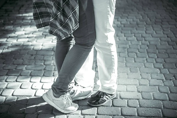 愛の物語 若いカップルを閉じます 男と女の足 — ストック写真