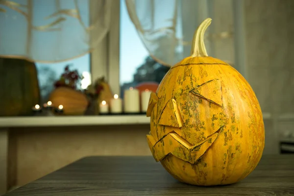 Halloween Símbolo Halloween Una Mesa Madera Frente Ventana Velas Ardientes —  Fotos de Stock