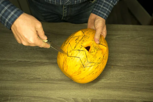 How Make Jack Lantern Home Male Hands Knife Leftovers Pumpkin — Stock Photo, Image