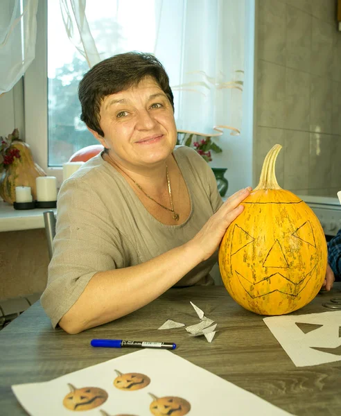 Fazendo Jack Lantern Casa Abóbora Está Pronta Para Cortar Mulher — Fotografia de Stock