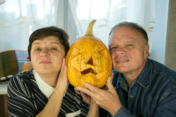 Sprawia Jack Lantern Jest Domu Dynia Jest Gotowa Mężczyzna Kobieta — Zdjęcie stockowe