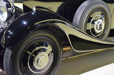 Aracın ayrıntıları. Tekerlek ve disk yakın plan. Eski bir yolcu vagonunun tekerlekleri ve jantları.