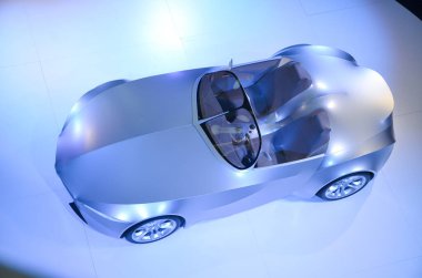 Araba modeli. Neon renkli bir arabanın yakın plan fotoğrafı..