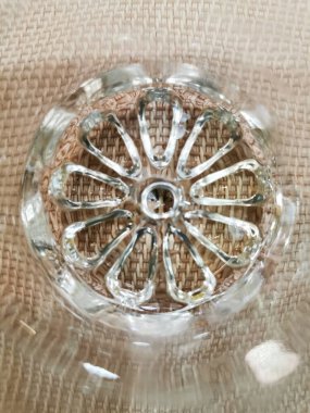 Bardak. Yukarıdan bir fotoğraf. Arka plan, çuval bezi. Doku.