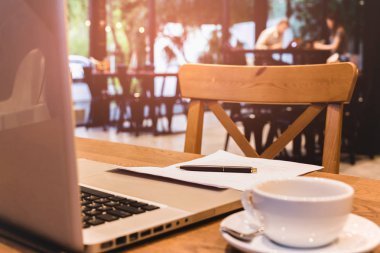 Kağıt iş üzerinde seçilen odak siyah kalemle dizüstü bilgisayar ve kahve Kupası örtü rengi tablo