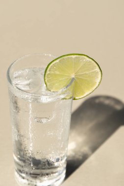 Temiz içme suyu bir bardak kireç dilim