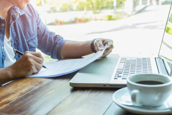 Businessman Hand Holding Pen Agreement Form Laptop Coffee Table — Stock Photo, Image