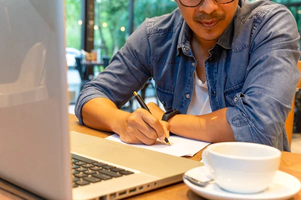 Man Hand Holding Pen Agreement Form Laptop Coffee Table — Stock Photo, Image