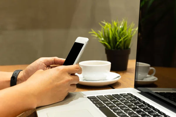 Ember Használ Mozgatható Telefon Miközben Dolgozik Laptop Kávézóban Éjjel — Stock Fotó