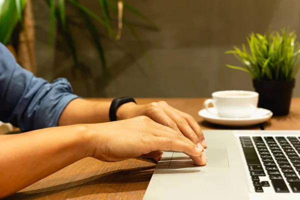 Mani Uomo Che Lavorano Laptop Tastiera Con Tazza Caffè Tavolo — Foto Stock