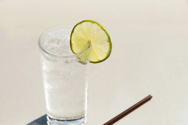 Glas Frisches Trinkwasser Mit Limettenscheibe — Stockfoto