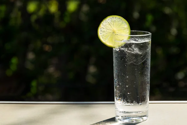 Glas Frisches Trinkwasser Mit Limettenscheibe Auf Dem Tisch — Stockfoto