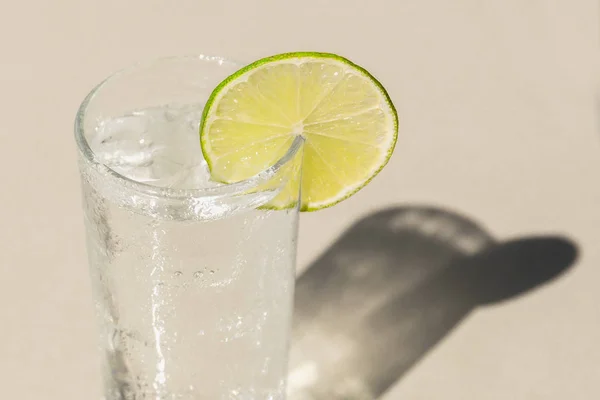 Glas Frisches Trinkwasser Mit Limettenscheibe — Stockfoto