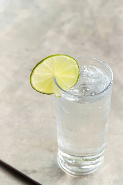 Glas Frisches Trinkwasser Mit Scheibe Kalk Unscharfen Hintergrund — Stockfoto