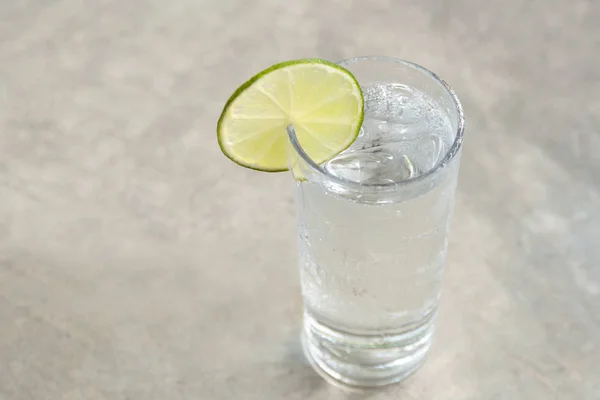 Glas Frisches Trinkwasser Mit Scheibe Kalk Unscharfen Hintergrund — Stockfoto