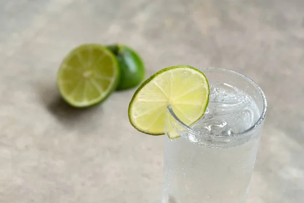 Glas Frisches Trinkwasser Mit Scheibe Kalk Unscharfen Hintergrund — Stockfoto