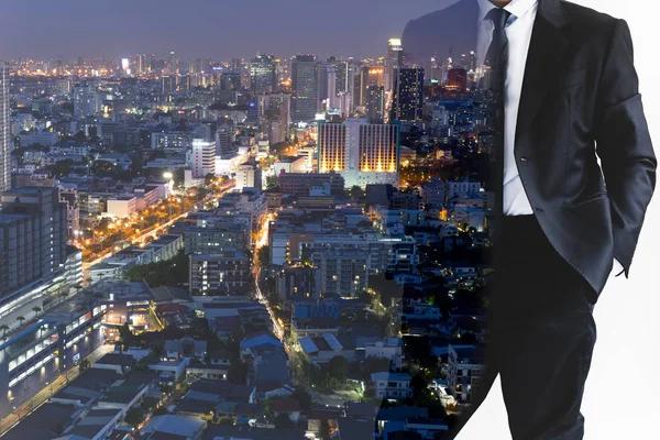 İşadamı soyut ve gece arka planda şehir