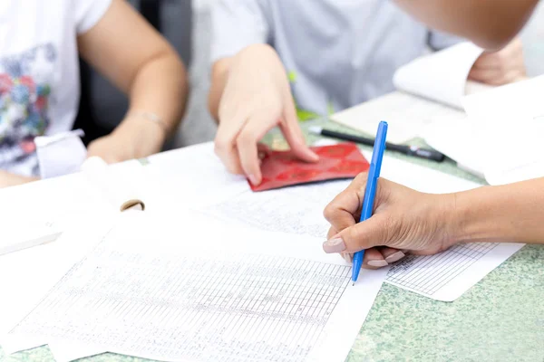 Business Woman Hand Pen Signing Agreement Form Contract — Stock Photo, Image