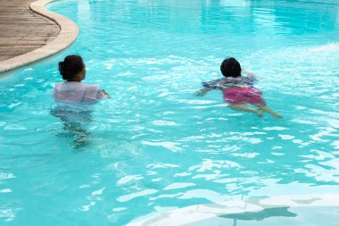 Açık Yüzme havuzunda Aqua Spor yaparken iki üst düzey kadın egzersiz.