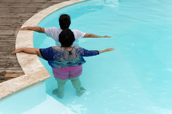 야외 수영장에서 아쿠아 체육관을 하 고 두 수석 여성 운동. — 스톡 사진