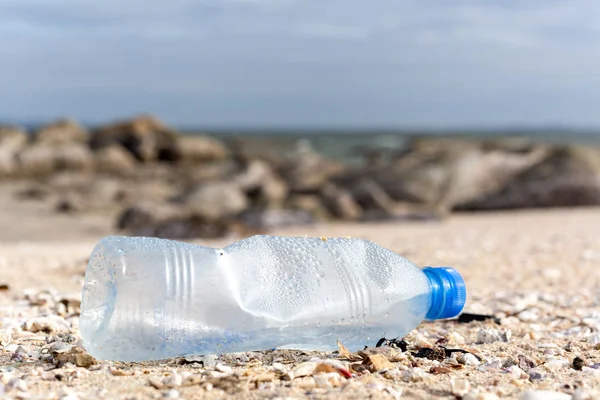 Milieu concept Prullenbak vervuiling van plastic fles op het strand. — Stockfoto