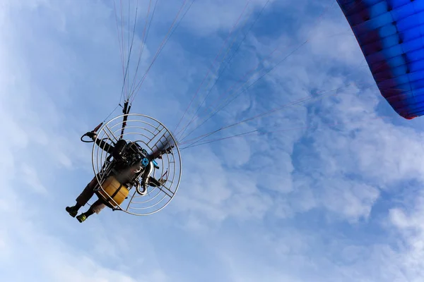 Motor paraglider flying in blue sky with white cloud in background. — Stock Photo, Image