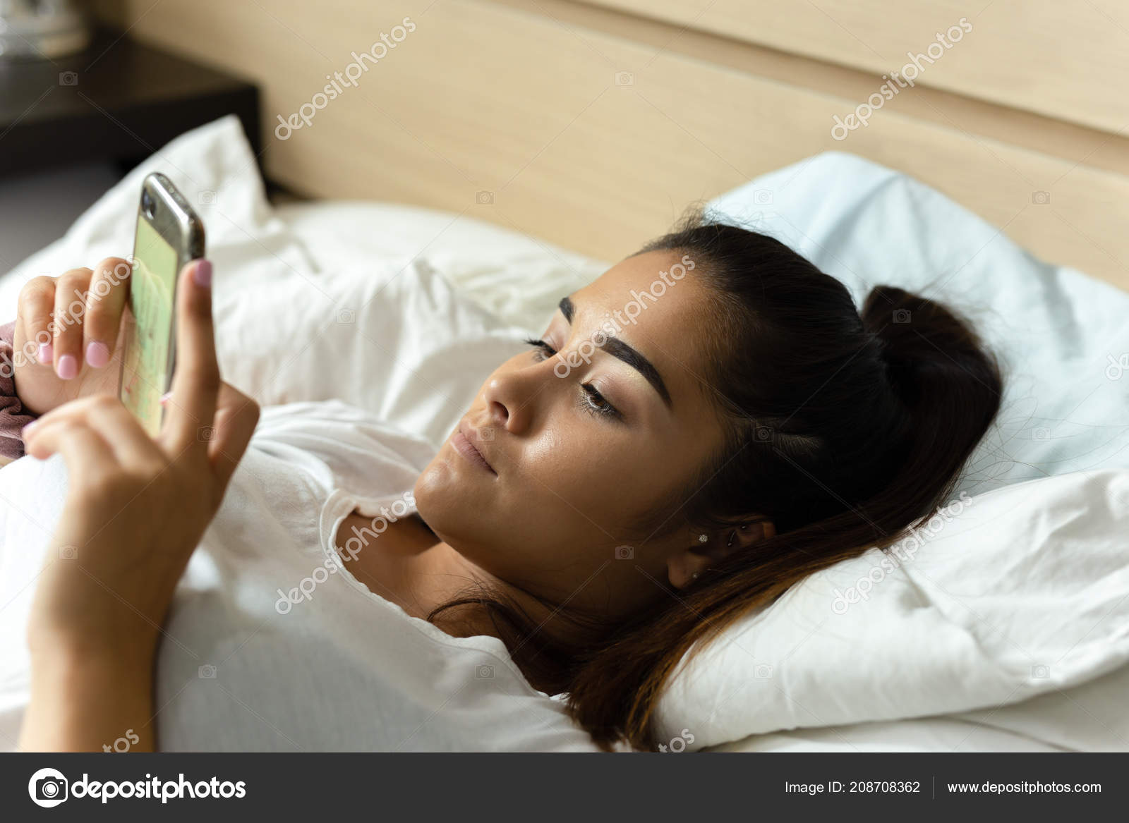 nahé dospívající v posteli