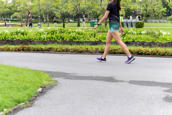 Asiática mujer piernas haciendo ejercicio caminando en el parque en verano . — Foto de Stock