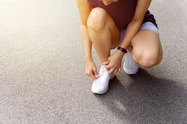 Mujer asiática atando cordones preparándose para correr ejercicio en el parque . — Foto de Stock