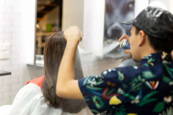 Estilo profesional de enfoque suave usando laca para el cabello para crear un nuevo look de cabello en el salón . — Foto de Stock