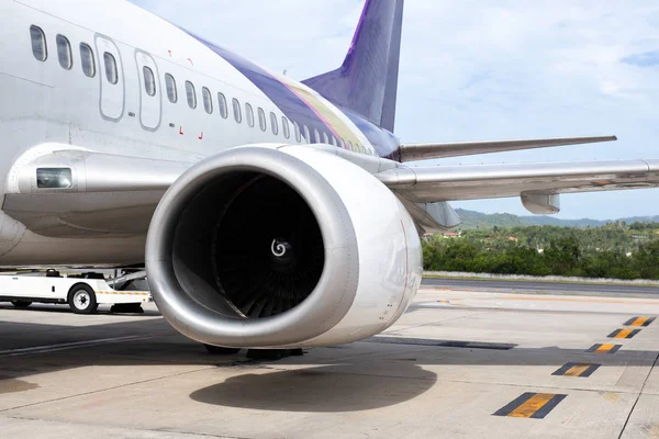 Turbine de 737-400 avion moteur en arrière-plan de l'aéroport tropical . — Photo