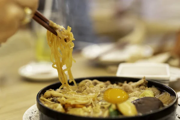일본 우동 국수 계란 먹고 젓가락으로 손. — 스톡 사진