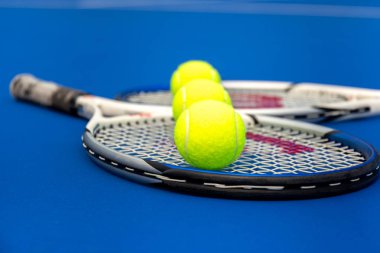 Tenis raketi Tenis Kortu açık topları ile.