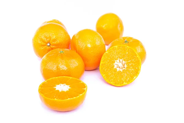 Naranjas enteras y rodajas de naranja aisladas sobre fondo blanco . — Foto de Stock