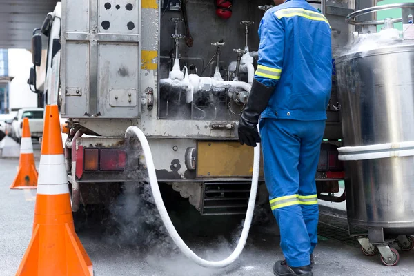 Técnico de llenado con nitrógeno líquido con tanque de almacenamiento de nitrógeno de una furgoneta . — Foto de Stock