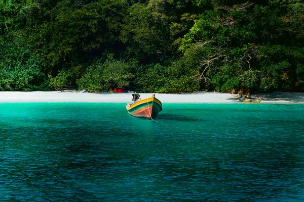 Couleur cinématographique conceptuelle de la plage et bateau à longue queue à Flower Island en Thaïlande . — Photo