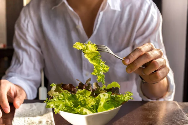 Hombres tomando una ensalada de verduras en la mañana . —  Fotos de Stock