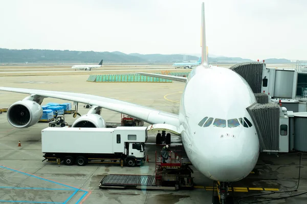Vue de l'angle avant de l'avion sur le terminal de la porte se préparant au décollage . — Photo